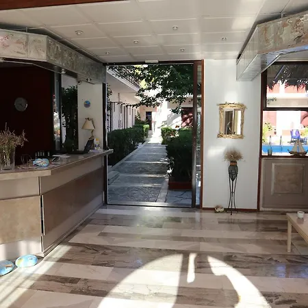 מלון Inn Hotel 2*