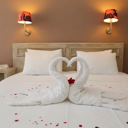 מלון Inn Hotel 2*